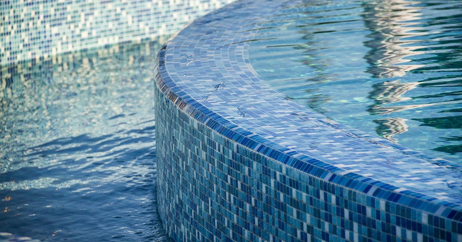 8 Beautiful Examples of Glass Tile Mosaics for Pools